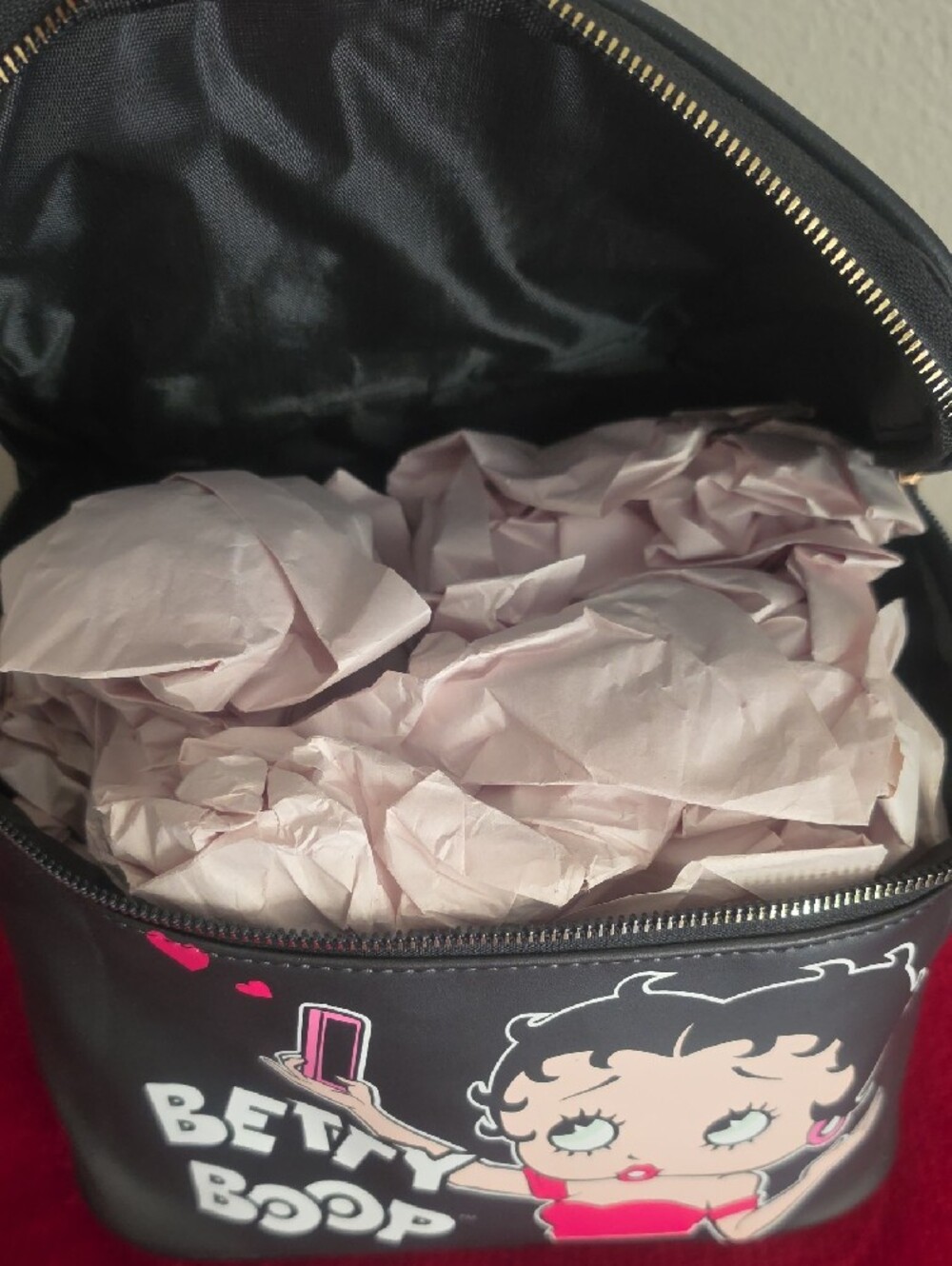 Betty Boop Black and Pink Makeup Train Case - Picture 4 of 4